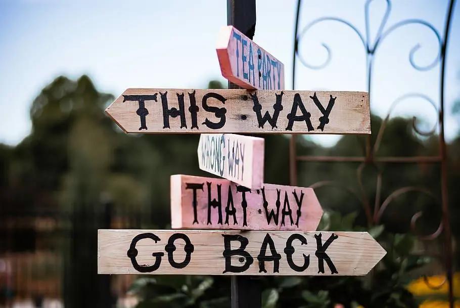Schilder mit der Aufschrift "This Way" in verschiedene Richtungen